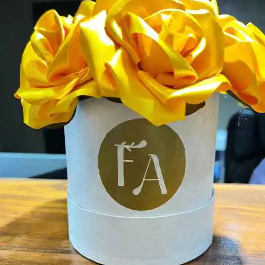 caja pote white lite con rosas de raso amarillas 